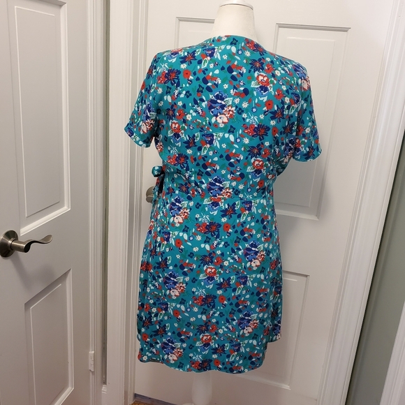 NWT J. CREW Floral Print Wrap Dress Size Missy 14, Colorful, Flutter Sleeves - Picture 4 of 9